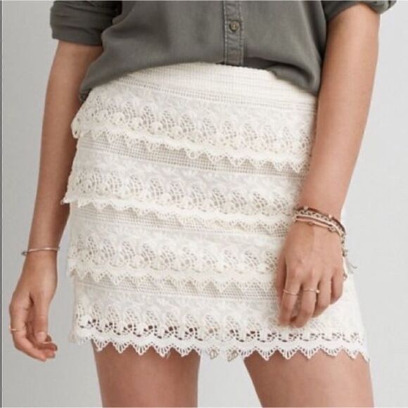 American Eagle Outfitters Cream Lace Mini Skirt, Size 6 - Picture 1 of 10